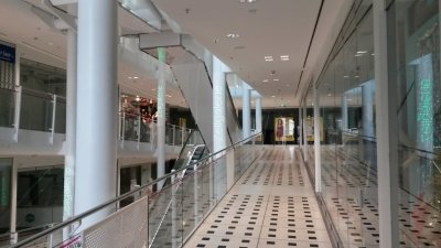 Zeilgalerie Innenansichten 2016
Keywords: Frankfurt Zeilgalerie Abriss Einkaufszentrum JÃ¼rgen Schneider Zeil Innenstadt Einkaufsmeile Konsum Verschwendung RÃ¼ckbau